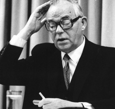 Mr. J.A.W. Burger tijdens een persconferentie over de stand van zaken bij de kabinetsformatie op 20 februari 1973 in Den Haag.