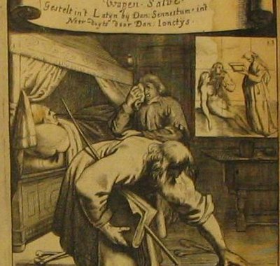 Een tekening van een man in bed, twee mannen ernaast, een van hen raapt iets op van de grond.