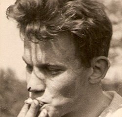 Zwartwit foto van Dordtse verzetsstrijder Lodewijk van Duuren die een trek neemt van een sigaret.