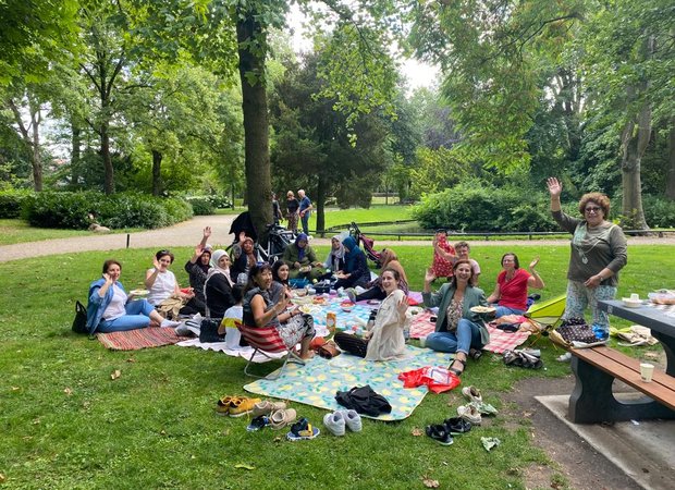 Gezellige middag in het park met de Wereldwijven Ateliers