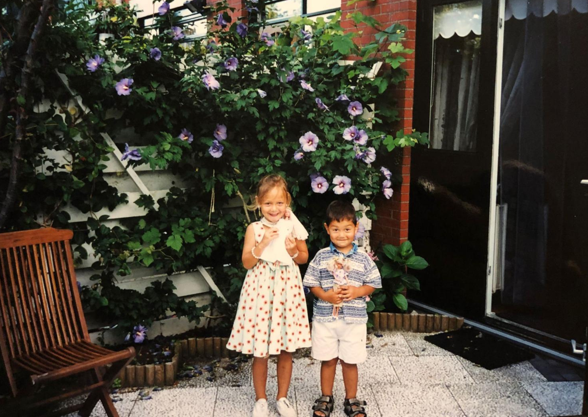 Ikzelf (5 jaar) en mijn oudste broertje (Joey Oetomo, 3 jaar) toen we net in ons ouderlijk huis in Dordrecht (sterrenburg) waren komen wonen.
