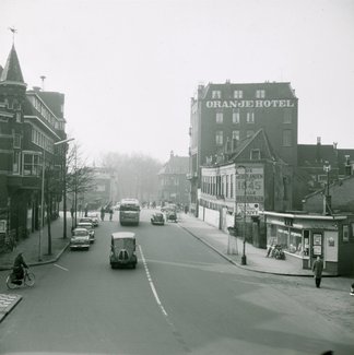 Johan de Wittstraat vanaf het Bagijnhof richting station met rechts het Oranjehotel