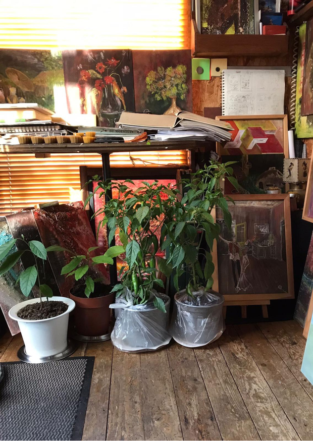 De studio in het tuinhuisje van mijn vader (ons ouderlijk huis in Dordrecht) waar hij batik maakt.
