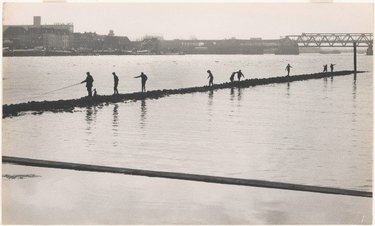 Hengelaars balanceren op de stenen