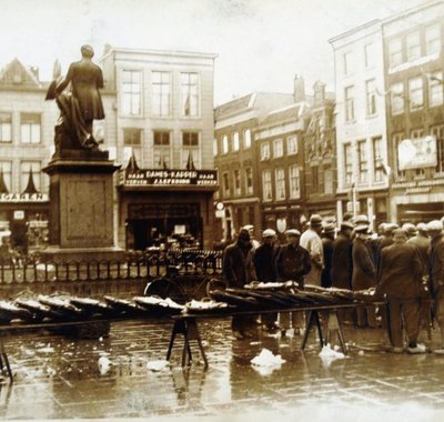 Door het hoge water is de vismarkt gedwongen uit te wijken naar het Scheffersplein