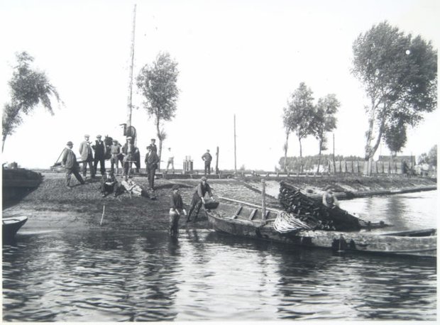 De zegenboot waarmee de netten de rivier werden opgevaren, ligt tegen de kade van zalmvisserij De Nieuwe Merwede