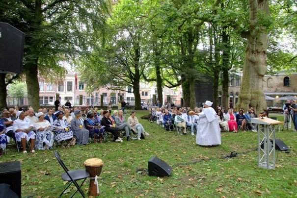 Plengoffer door Gina Avans tijdens de Keti Koti Herdenking 2024 Plengoffer door Gina Avans tijdens de Keti Koti Herdenking 2024