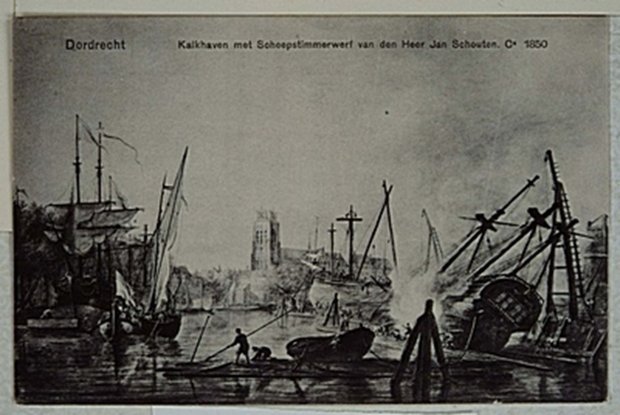 Een zwartwit foto van een scheepstimmerwerf waar hard gewerkt wordt. Twee mannen in een bootje op de voorgrond.
