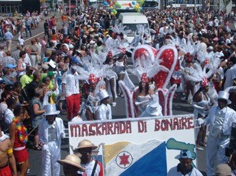 Carnavalsgroep Maskarada di Bonaire tijdens het Zomercarnaval Carnavalsgroep Maskarada di Bonaire tijdens het Zomercarnaval