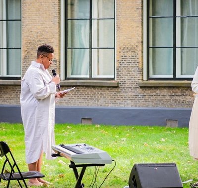 Swendeline Ersilia met haar moeder tijdens de Keti Koti Herdenking 2023