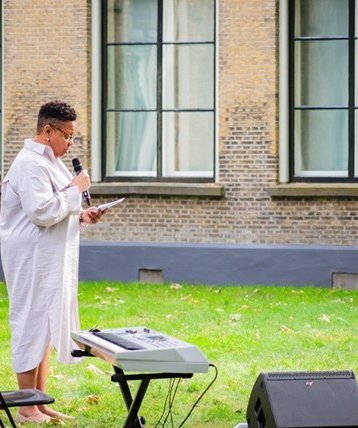 Swendeline Ersilia met haar moeder tijdens de Keti Koti Herdenking 2023 Swendeline Ersilia met haar moeder tijdens de Keti Koti Herdenking 2023
