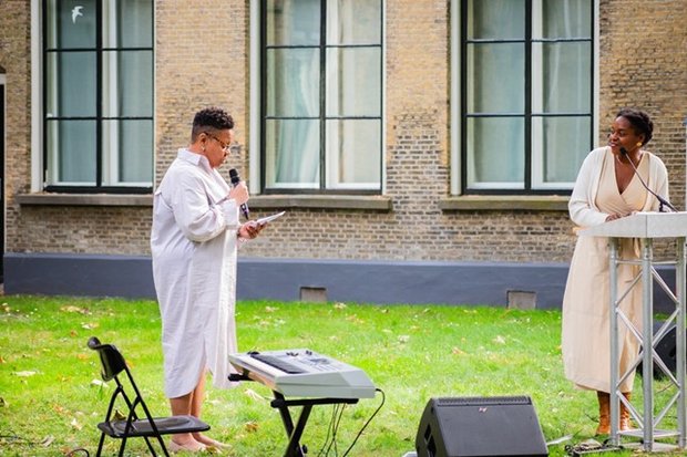 Swendeline Ersilia met haar moeder tijdens de Keti Koti Herdenking 2023 Swendeline Ersilia met haar moeder tijdens de Keti Koti Herdenking 2023