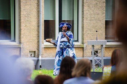 Plengoffer door Peggy Bouva tijdens de Keti Koti Herdenking 2023 Plengoffer door Peggy Bouva tijdens de Keti Koti Herdenking 2023