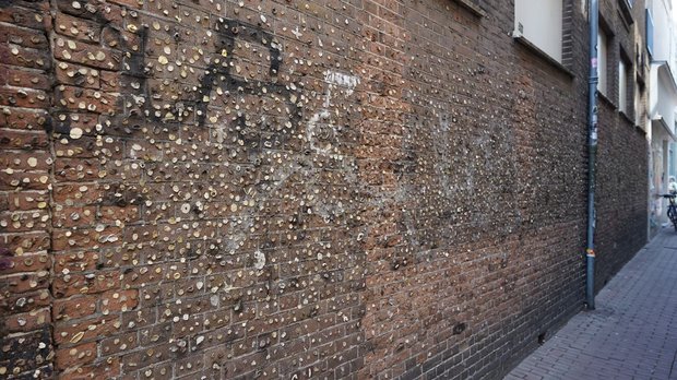 De kauwgommuur in de Tolbrugstraat Landzijde De kauwgommuur in de Tolbrugstraat Landzijde