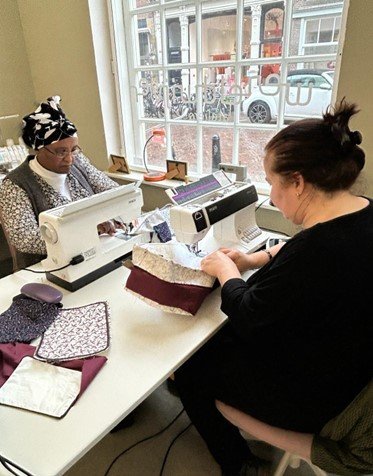 Dames in het naaiatelier