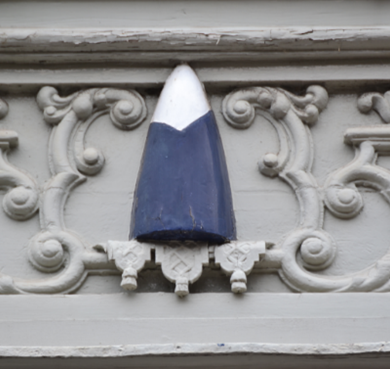 Suikerbrood in de gevel van West-Indische Huis aan de Wijnstraat