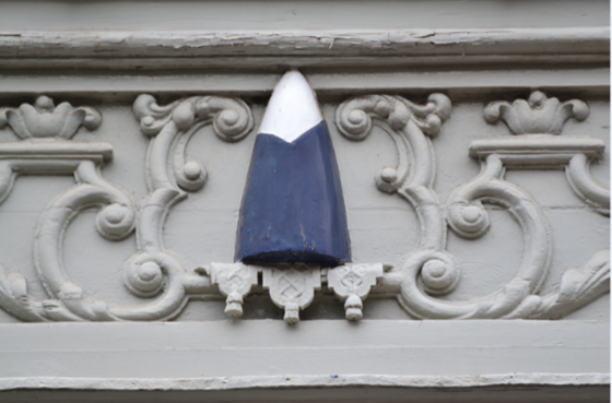 Suikerbrood in de gevel van West-Indische Huis aan de Wijnstraat Suikerbrood in de gevel van West-Indische Huis aan de Wijnstraat