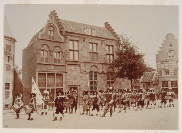 Naspelen van de schutterijoptocht tijdens de Nijverheids- en Kunsttentoonstelling op 3 juni 1897