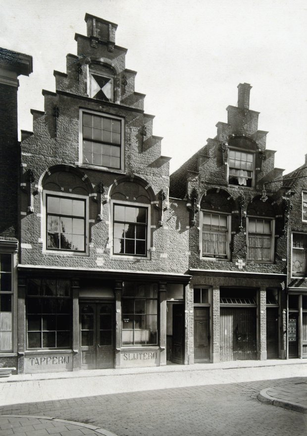 Dordtse gevels. Lange Breestraat gezien vanuit de Lombardstraat