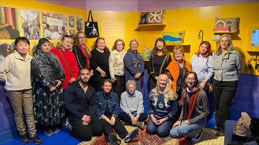 De Wereldwijven Ateliers bezoeken de tentoonstelling in het Hof van Nederland.