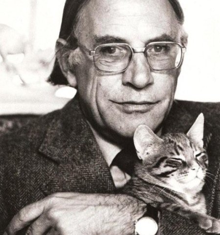 C. Buddingh’ met zijn kat Kootje omstreeks 1980.