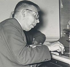 Henk van Buul aan de piano.