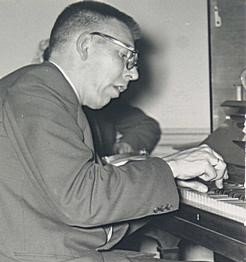 Henk van Buul aan de piano.