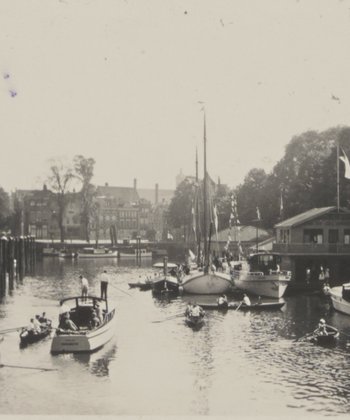 De Nieuwe Haven met water en plezierbootjes en mensen in kano's.
