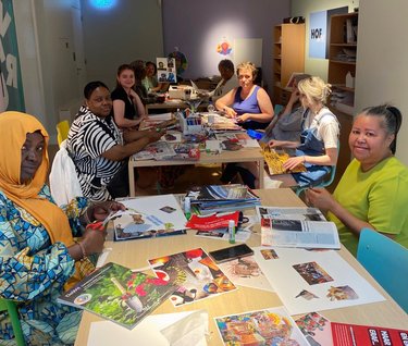 De Wereldwijven Ateliers tijdens een Vrijheidscollage workshop bij het Regionaal Archief Dordrecht 2025
