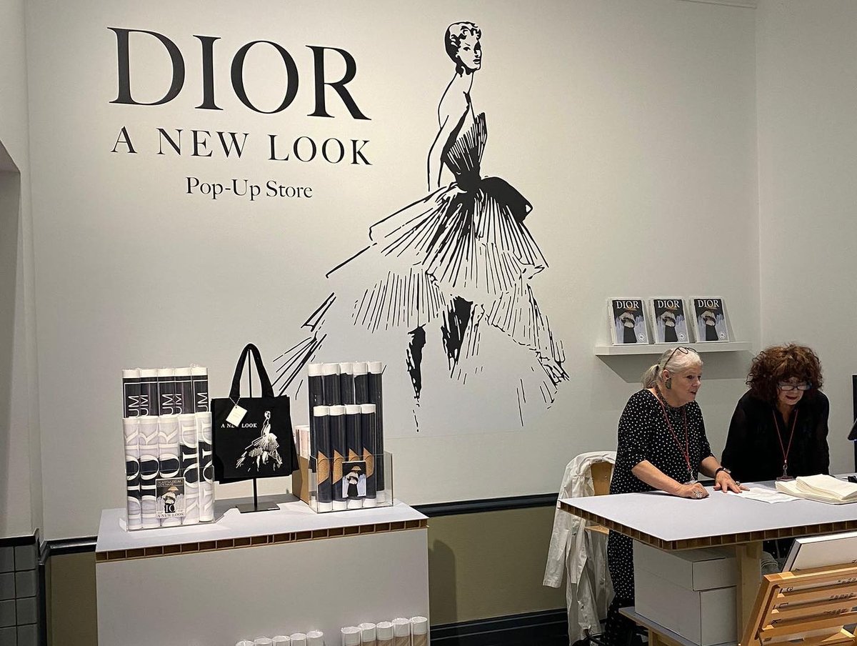 De vrouwen uit het naaiatelier van de Wereldwijven waren te gast in het Kunstmuseum voor de indrukwekkende tentoonstelling DIOR - A new look