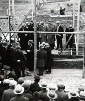 Het leggen van de eerste steen door de heer Pijnacker Hordijk van een weeshuis aan de Vorensaterstraat. Het leggen van de eerste steen door de heer Pijnacker Hordijk van een weeshuis aan de Vorensaterstraat.