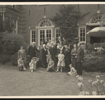 Familie Eras en Lips bij hun huis in het Oranjepark.