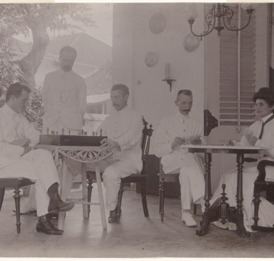 Diverse Indische mensen spelen spelletjes zoals schaken aan tafel.