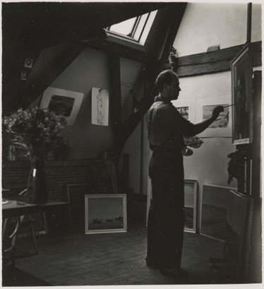 Aart Verhoeven in zijn atelier in het Pictura-gebouw omstreeks 1954.