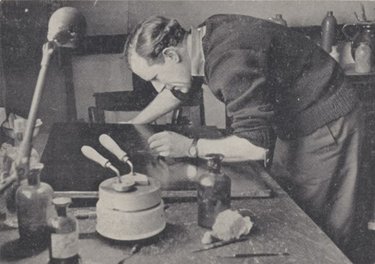 Leo Marchand in zijn atelier