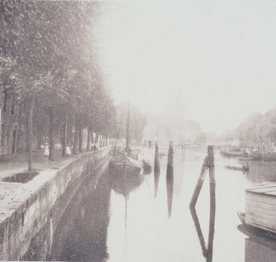 Oude foto van De Nieuwe Haven, met water en bootjes.