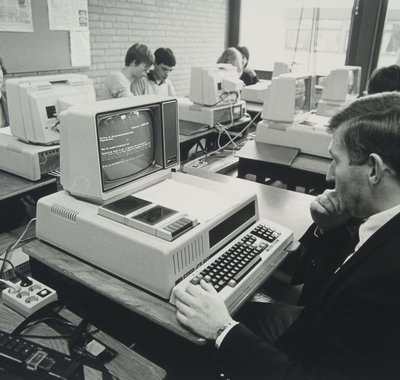 Introductie van de computer in de Willem de Zwijgerscholengemeenschap in Papendrecht.