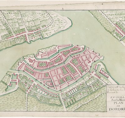 Papieren kaart, de huizen zijn roze gekleurd en de rest van de omgeving groen. Alles is omlijnd.