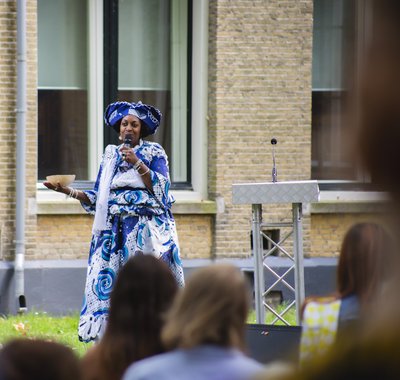 Plengoffer door Peggy Bouva tijdens de Keti Koti Herdenking 2023