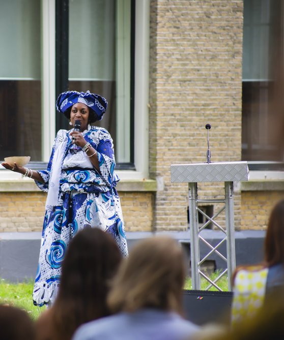 Plengoffer door Peggy Bouva tijdens de Keti Koti Herdenking 2023