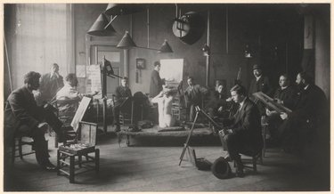 Picturaleden tekenen naar een levend model omstreeks 1920.