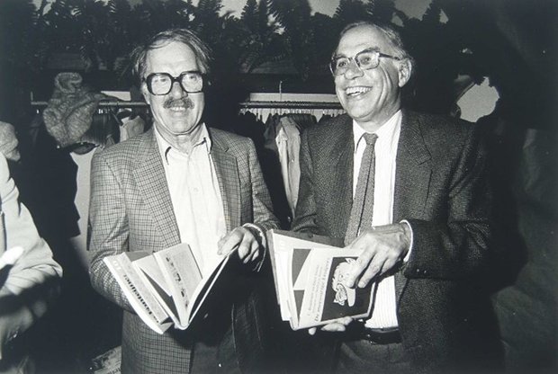 Kees Buddingh' en Otto Dicke bij de presentatie van de heruitgave van de krantenstrip Spekkie en Blekkie