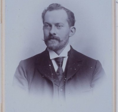 Portretfoto op carte de visiteformaat van mr. dr. J.C. Overvoorde