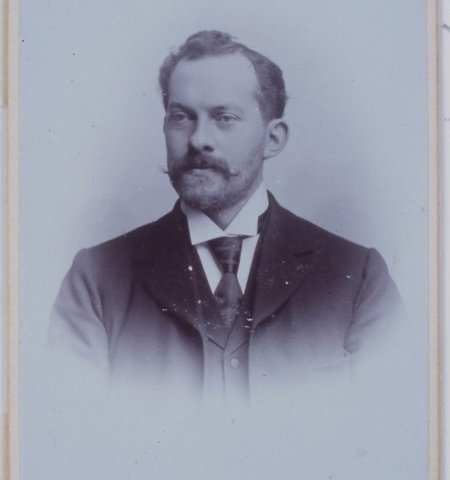 Portretfoto op carte de visiteformaat van mr. dr. J.C. Overvoorde