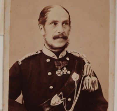 Jan Anthonij Smits van Nieuwerkerk in het uniform van commandant van de schutterij met de versierselen van officier in de orde van de Eikenkroon.