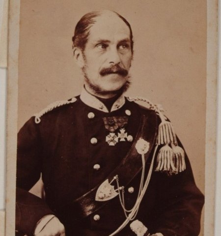 Jan Anthonij Smits van Nieuwerkerk in het uniform van commandant van de schutterij met de versierselen van officier in de orde van de Eikenkroon.