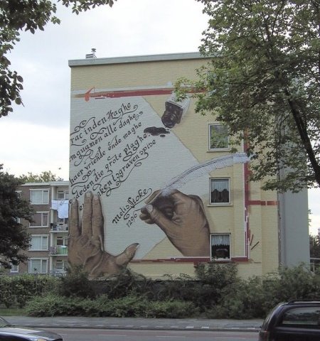 Muurschildering op een flat aan de Melis Stokelaan in Den Haag.
