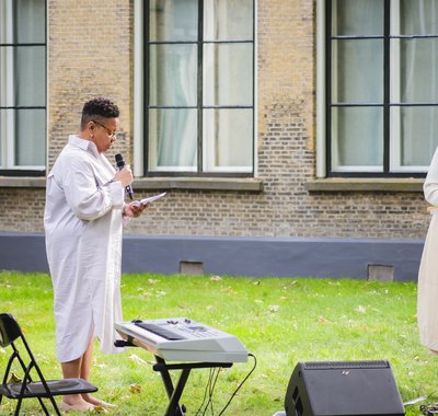 Swendeline Ersilia met haar moeder tijdens de Keti Koti Herdenking 2023