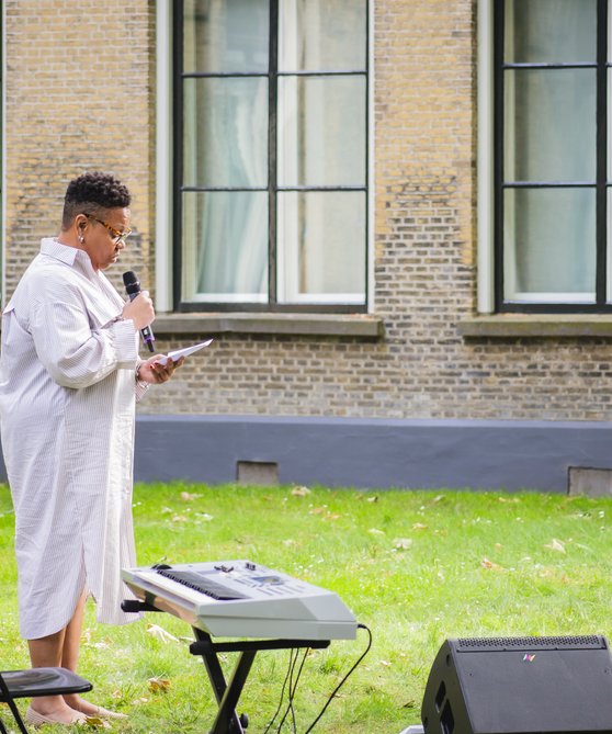 Swendeline Ersilia met haar moeder tijdens de Keti Koti Herdenking 2023 Swendeline Ersilia met haar moeder tijdens de Keti Koti Herdenking 2023
