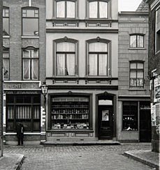 Tenenti-pand (links) aan de Nieuwstraat